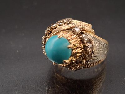 une image montrant un gros plan d'une bague sertie d'une pierre de turquoise