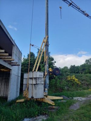 une grue installée au sommet d'un mât