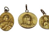 trois médailles d'or représentant la Vierge à l'Enfant Jésus