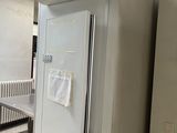 une photo d'une cuisine avec un réfrigérateur à l'intérieur