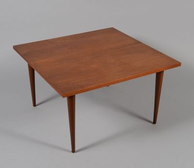 une image d'une petite table avec un plateau et des pieds en bois