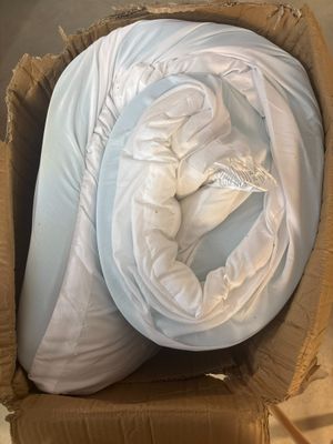 une boîte contenant une couverture et un oreiller