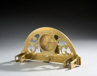 une horloge posée sur un support sur une table