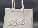 un sac à main blanc sur lequel est inscrit le mot « Karl »