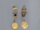 un ensemble de quatre pendentifs en or et saphir