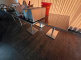 une machine posée sur une table dans une pièce