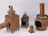 plusieurs types différents de casseroles et de poêles en cuivre à l'ancienne sur un fond blanc