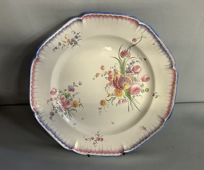Grand plat rond d'Aprey à décor de bouquets de fleurs. TBE.