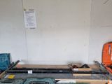 une table sur laquelle se trouvent de nombreux outils
