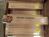 plusieurs boîtes de pizza empilées les unes sur les autres sur une table