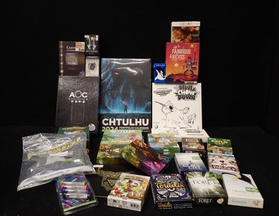 beaucoup de jeux et de livres sur la table