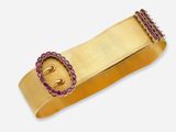 une image représentant un bracelet en or orné de pierres violettes sur fond blanc