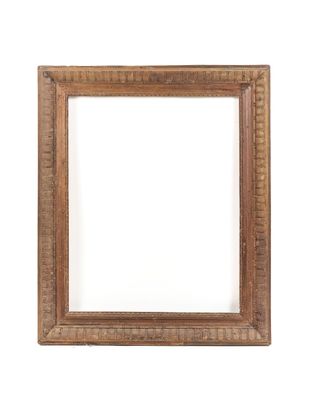 un vieux cadre en bois avec un fond blanc