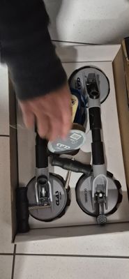 un homme en train d'ouvrir une boîte contenant des outils