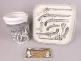 une tasse et un plateau sur lequel est représenté un pistolet