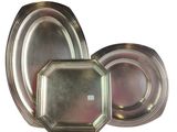 deux assiettes en argent et un plateau en argent sur fond blanc