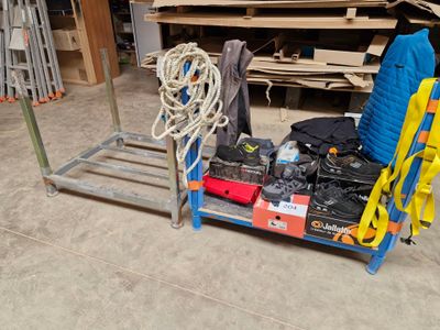 un chariot chargé de divers objets dans un garage