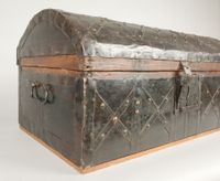 Malle à couvercle bombé, gainée de fer (photo 6)