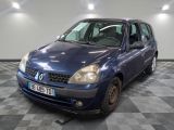 la photo d'une voiture bleue garée dans un garage