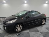 la photo d'une voiture noire garée dans un garage
