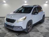 la voiture blanche est garée dans le garage sur un sol en damier