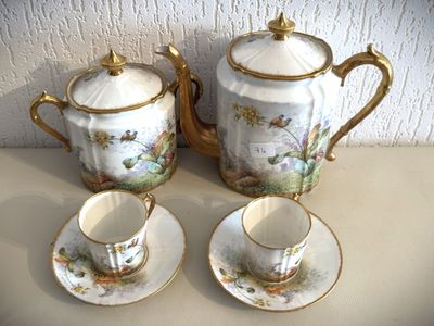 deux tasses et une soucoupe posées sur une table