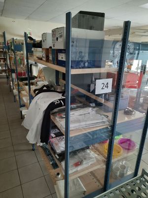 une vitrine remplie de nombreux articles dans un magasin