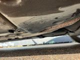 un gros plan sur le pot d'échappement d'une voiture et le pot d'échappement