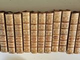 beaucoup de vieux livres rangés ensemble sur une étagère