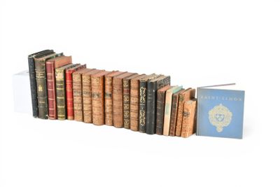 un grand nombre de livres alignés sur une étagère