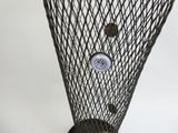 une horloge posée dans un panier en fil de fer sur une table