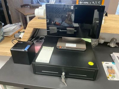 un ordinateur portable posé sur un bureau noir