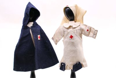 paire de poupées en tissu représentant une infirmière et une autre infirmière, toutes deux arborant une croix rouge sur leur cape
