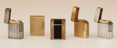 cinq types différents de briquets sur une surface blanche