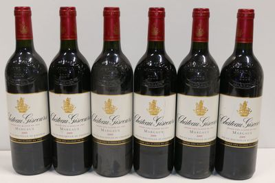 six bouteilles de vin rouge alignées sur une table