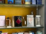de nombreux parfums différents exposés sur les rayons