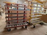 un chariot de manutention chargé de nombreuses palettes à l'intérieur d'un bâtiment