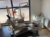 un fauteuil de dentiste dans un coin de la pièce