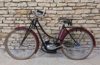 un vélo garé contre un mur de briques