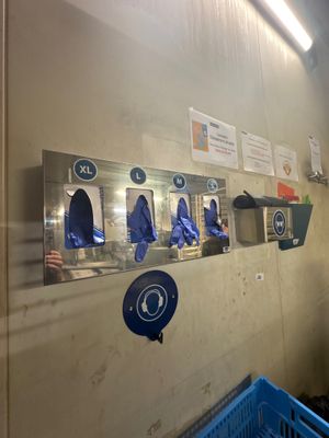 beaucoup de sacs bleus accrochés au mur