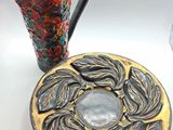 trois vases et une assiette posés sur une table