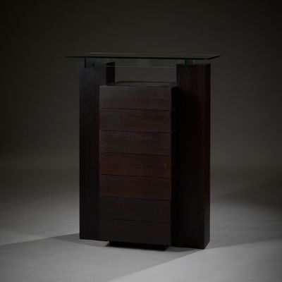 un gros plan d'une armoire en bois avec un plateau en verre
