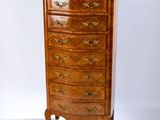 une grande commode avec un plateau en marbre