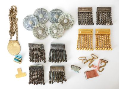 beaucoup de bijoux posés sur la table