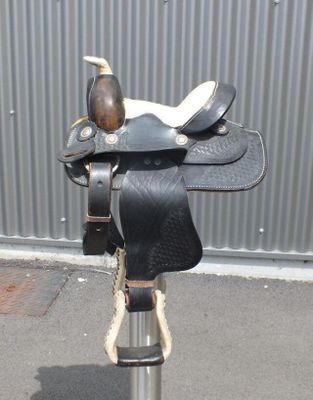 une selle fixée au sommet d'un poteau métallique