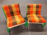 une paire de chaises à carreaux orange et marron, avec des pieds verts