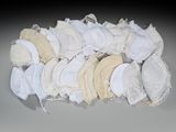 une pile de sous-vêtements posée sur une table