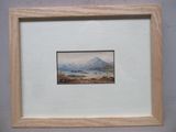 une photo d'une photo représentant une chaîne de montagnes, dans un cadre