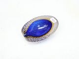 une image représentant une bague ornée d'une pierre bleue sur un fond blanc