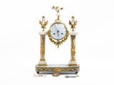 une horloge posée sur un support sur lequel se trouve une horloge